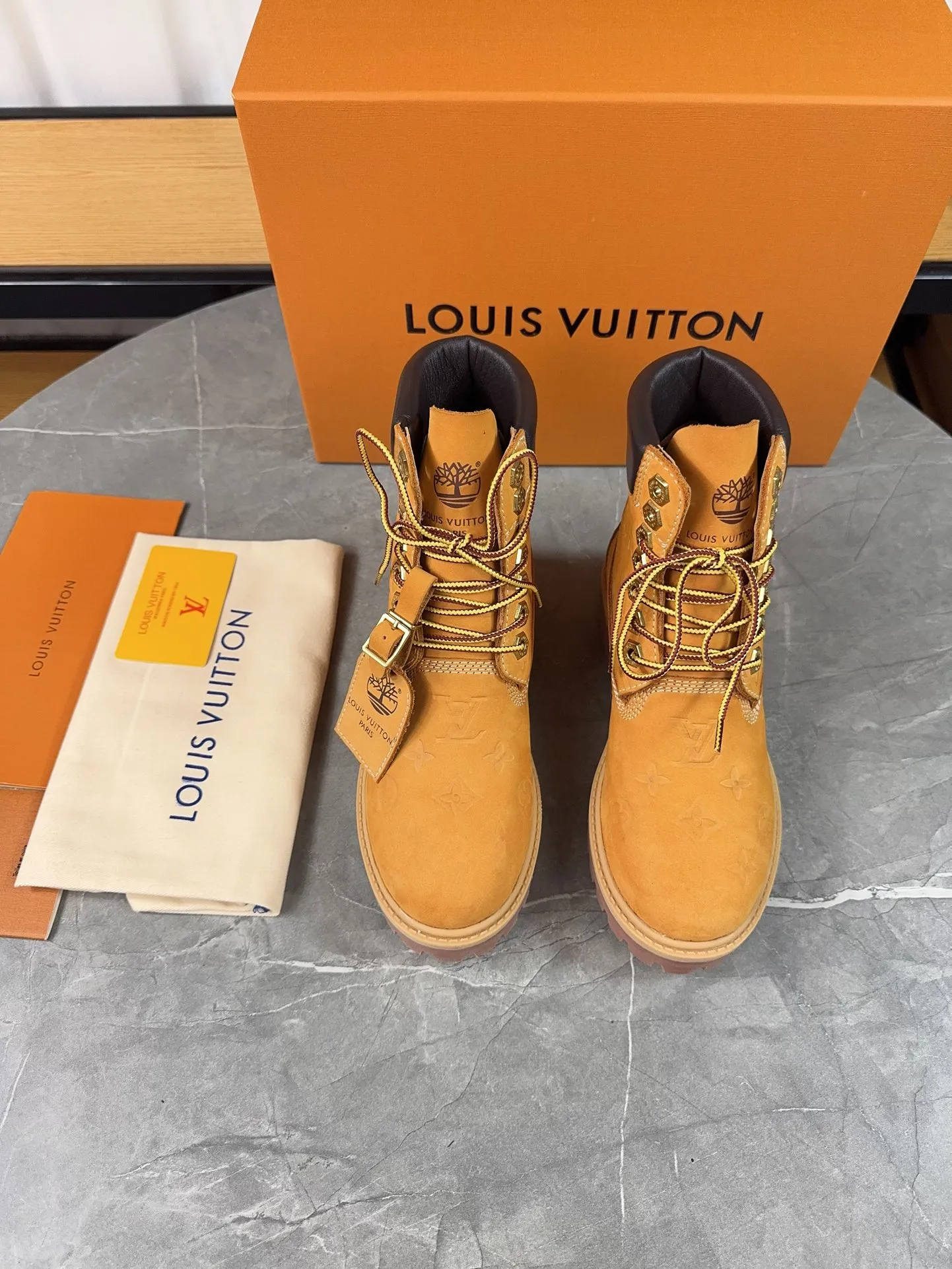 Couple model 💰700 ❤️Top version: Couple model LV x Timberland Timberland joint model Presbyopia Embossed Rhubarb boots Ankle boots Short boots LV x Timberland ankle boots are made of Monogram embossed waterproof nubuck cow leather, relying on the brand's exquisite craftsmanship to carefully reshape the classic Timberland 6-inch boot shape in Italy, and make an eye-catching appearance in 2024 created by Pharrell Williams with American workwear style Autumn and winter menswear show. Monogram embossed tongue, original Timberland laces and outsole are exquisite details, and the leather label expresses the cooperation logo. Exquisite packaging at the delivery counter🛍📦 ▪️Material: Original customized imported first-layer cowhide ▪️Inner lining: Original customized leather lining/mesh lining ▪️Outsole: Original molded anti-slip rubber material ▪️Sole thickness: 3.5CM ▪️Size: Women's 35-40 Men's 39-46